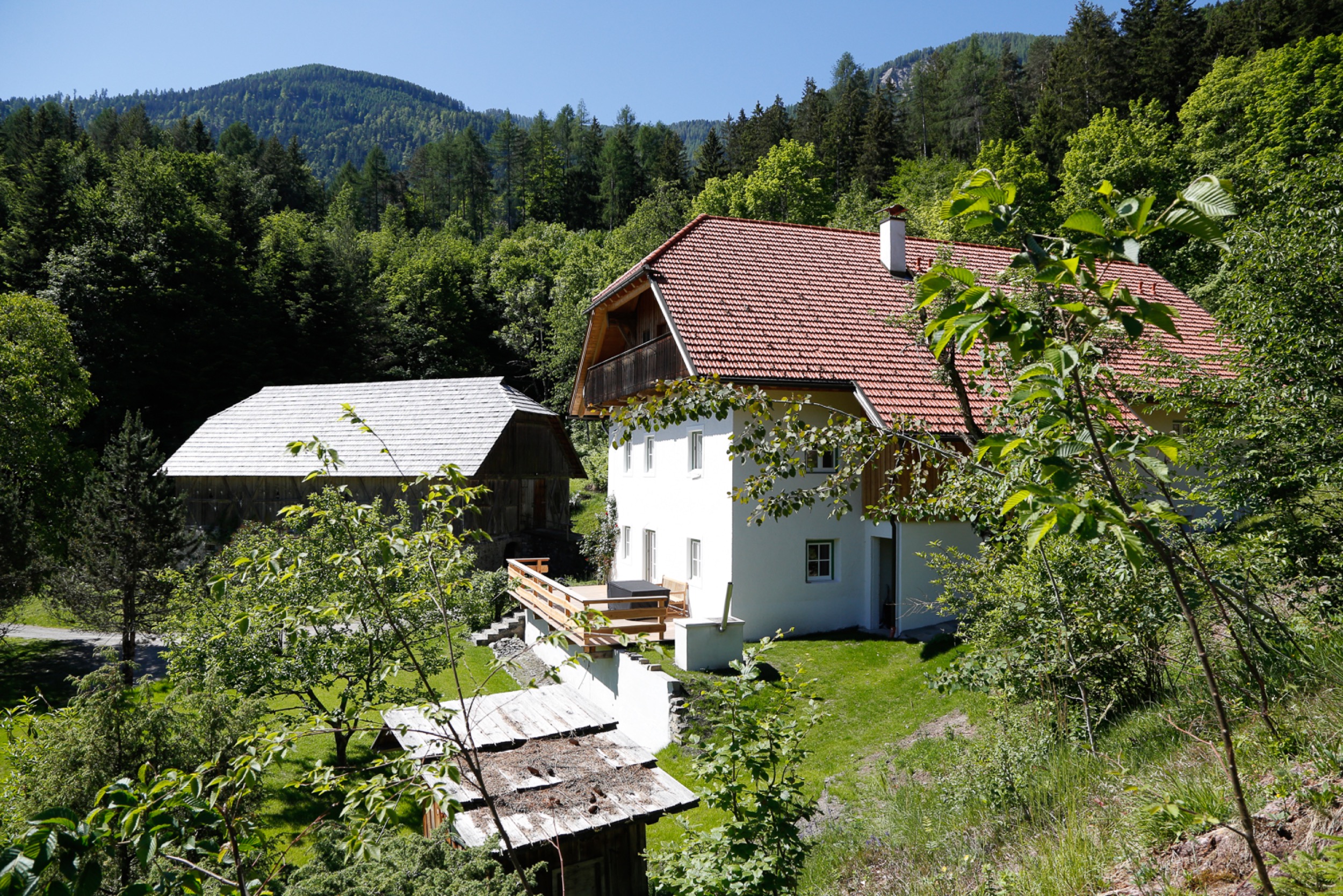 Aussen Haus Scheune Richtung Sueden